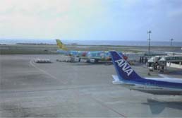 沖縄空港にて。