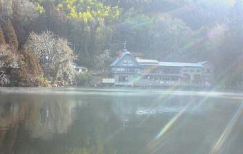 湖から湯気が！