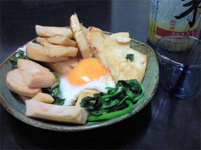 たけのことほうれん草と目玉焼きを食べながら冷酒をくいっと